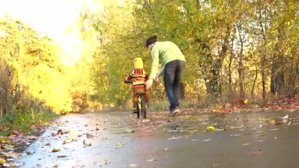 아버지는 자녀에게 공원에서 자전거타는 가르친다 가족의 순간들 아버지와 방식을 줍니다 — 비디오