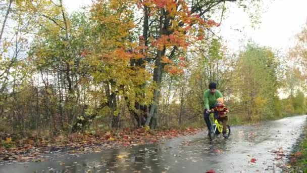 귀여운 아이가 자전거를 연습하고 있습니다 아버지는 파크에서 자전거타는 가르친다 가족의 — 비디오