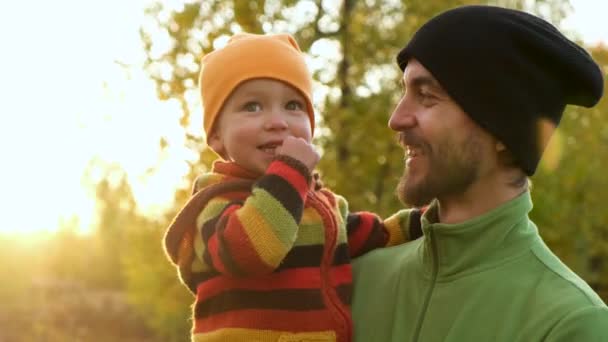 Mutlu Sakallı Baba Küçük Oğlu Gün Batımında Altın Ağaçlarla Sonbahar — Stok video