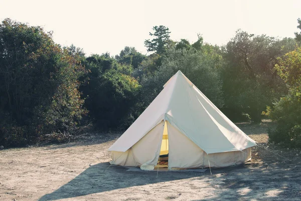 森の中のグラミングキャンプ場 豪華な屋外休暇のための大きなキャンプテント 宿泊施設 超地元の旅行 夜のキャンプのコンセプト ストック写真