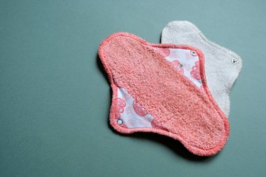 Yeniden kullanılabilir hijyenik pedler. Sıfır atık. Kadınsı yıkanabilir, çevre dostu kişisel hijyen malzemeleri. Kadın sağlık hizmetleri. Sürdürülebilir atıksız yaşam. 