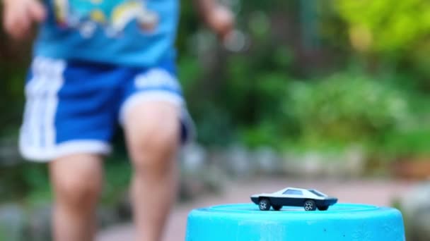 Dziecko Zwolnionym Tempie Ucieka Zabiera Zabawkowy Samochód Odkłada Odjeżdża Aktywne — Wideo stockowe
