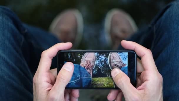 Pov Mannen Nemen Voetenfoto Met Smartphone Zittend Oude Brug Park — Stockvideo