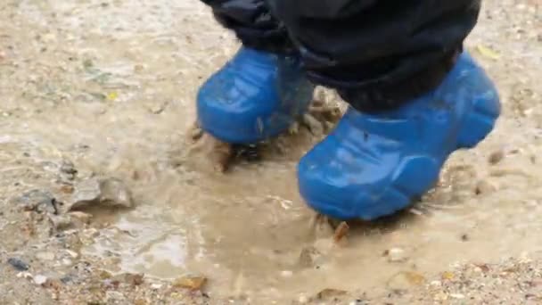 Pies Niño Cerca Botas Impermeables Goma Azul Salta Pequeño Charco — Vídeos de Stock