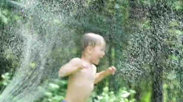 Lindo Niño Rubio Jugando Con Aspersor Jardín Día Caluroso Verano — Vídeo de stock