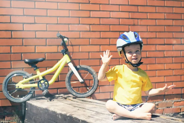 Słodkie Dziecko Ochronnym Kasku Sportowym Odpoczynku Pobliżu Jego Roweru Aktywny — Zdjęcie stockowe