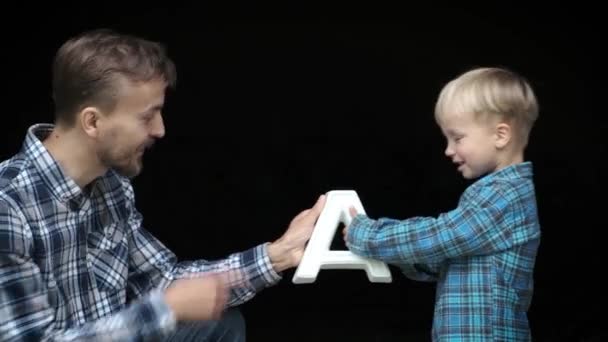 Vuelta Escuela Concepto Educación Maestro Niño Edad Preescolar Sosteniendo Gran — Vídeo de stock