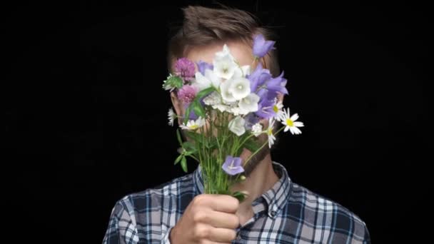 Elegante Hombre Barbudo Guapo Sosteniendo Ramo Flores Silvestres Que Esconden — Vídeo de stock