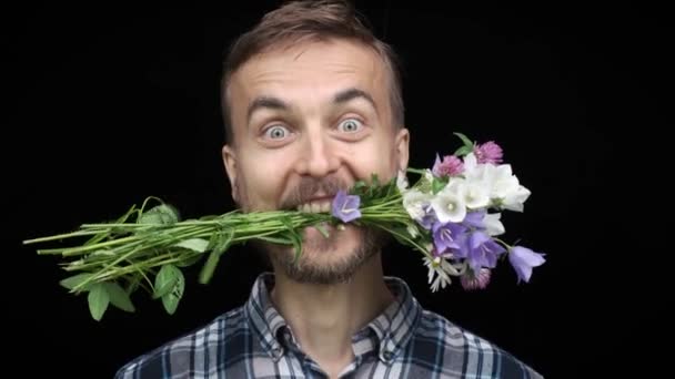 Bearded Man Holding Bouquet Wild Flowers His Mouth Funny Moves — Stock Video