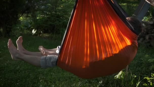 Padre Hijo Descansando Silla Naranja Hamaca Naturaleza Puesta Del Sol — Vídeo de stock