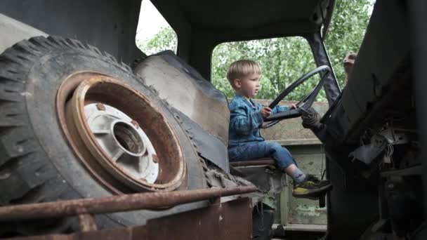 Щасливий Маленький Хлопчик Який Грає Всередині Старовинної Вантажівки Тримає Велике — стокове відео
