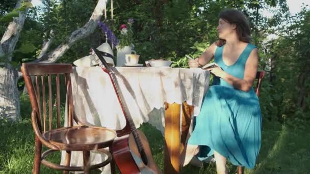 Jeune Femme Assoit Table Jardin Sur Jardin Prend Des Notes — Video