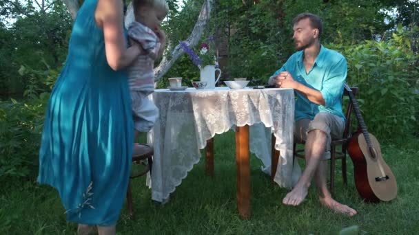 Famille Heureuse Avec Enfant Reposant Dans Jardin Père Mère Enfant — Video