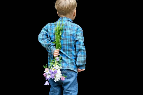 Lindo Niño Pequeño Sosteniendo Ramo Flores Silvestres Detrás Espalda Sobre —  Fotos de Stock