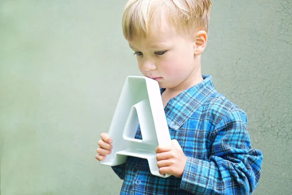 Niño Triste Edad Preescolar Sosteniendo Letra Pensando Regreso Escuela Alfabeto —  Fotos de Stock