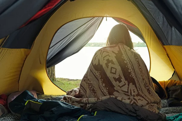 Žena Právě Probudila Táborovém Stanu Zabalená Vlněné Přikrývce Obdivující Východ — Stock fotografie