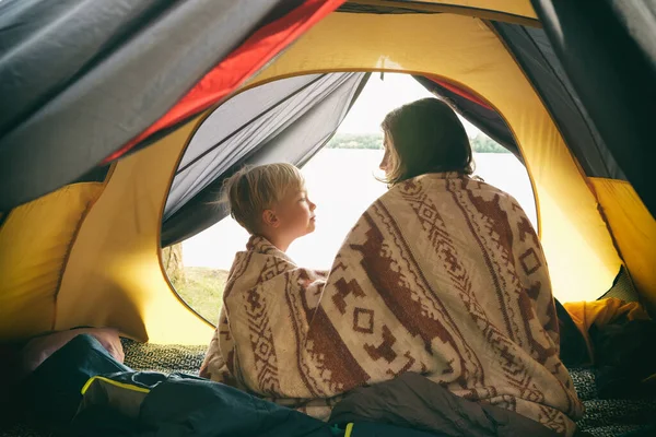 Mãe Filho Sentados Tenda Acampamento Envoltos Cobertor Admirando Nascer Sol — Fotografia de Stock