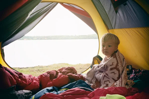 Roztomilý Chlapeček Sedící Táborovém Stanu Zabalený Vlněné Přikrývce Rodinný Víkend — Stock fotografie