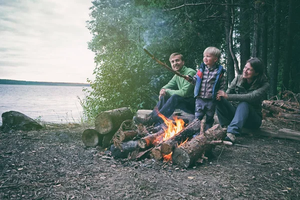 Rodinný Víkend Venku Otec Matka Dítě Sedí Ohně Lese Jezera — Stock fotografie