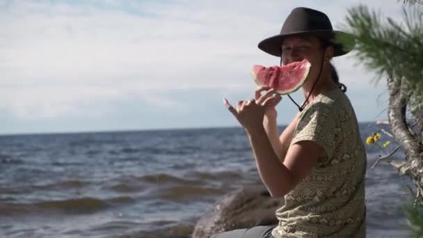 Hippi Kadın Keçeli Şapkalı Deniz Kenarında Oturuyor Taze Karpuz Yiyor — Stok video