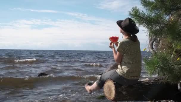 Hipsterfrau Mit Filzhut Sitzt Meer Isst Frische Wassermelone Und Schwingt — Stockvideo