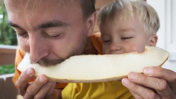 Großaufnahme Von Vater Und Sohn Die Sich Ein Stück Melonenfrucht — Stockvideo