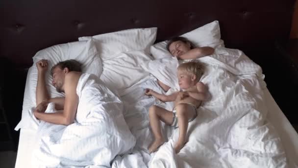Zabawne Przyspieszyć Wideo Irytujące Małego Chłopca Przychodzi Sypialni Śpiących Rodziców — Wideo stockowe