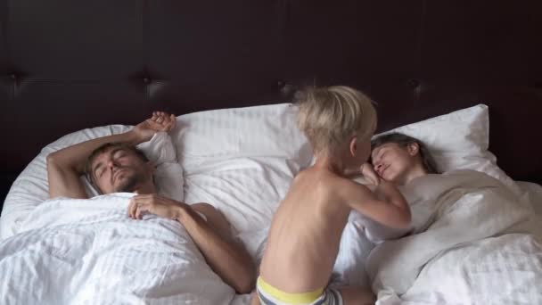 Доброе Утро Любящей Семье Милый Мальчик Приходит Спальню Спящим Родителям — стоковое видео
