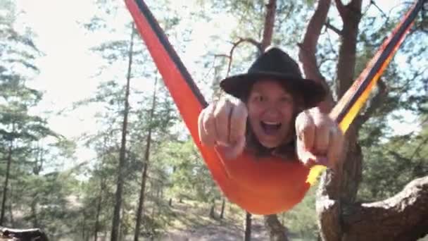 Grappige Vrolijke Vrouw Toerist Vilten Hoed Zwaait Hangmat Dennenbos Probeert — Stockvideo