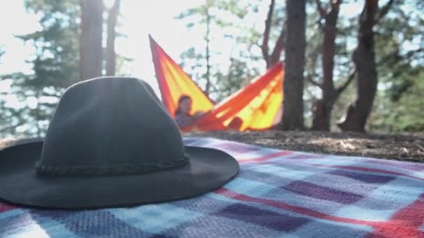 Mama Copilul Odihnesc Hamac Turistic Pădurea Pin Pălăria Fedora Situată — Videoclip de stoc