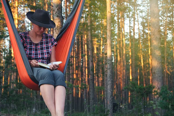 Mulher Milenar Chapéu Fedora Ler Livro Enquanto Sentado Rede Floresta — Fotografia de Stock