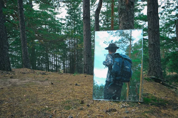 Refleksja Męskiego Turysty Plecakiem Lustrze Stojącego Sosnowym Lesie Turystyka Piesza — Zdjęcie stockowe