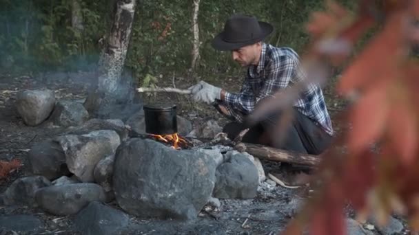 Przystojny Turysta Gotujący Jedzenie Ognisku Jesiennym Lesie Hipster Brodaty Człowiek — Wideo stockowe