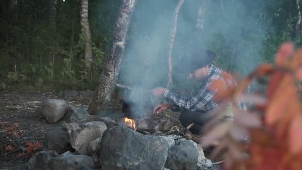 Homem Caminhante Turístico Cozinhar Comida Fogueira Floresta Outono Hipster Barbudo — Vídeo de Stock