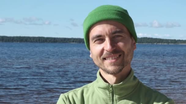 Yakından Bakınca Yeşil Süveter Giyen Gölde Nehir Dibinde Örülmüş Şapkalı — Stok video
