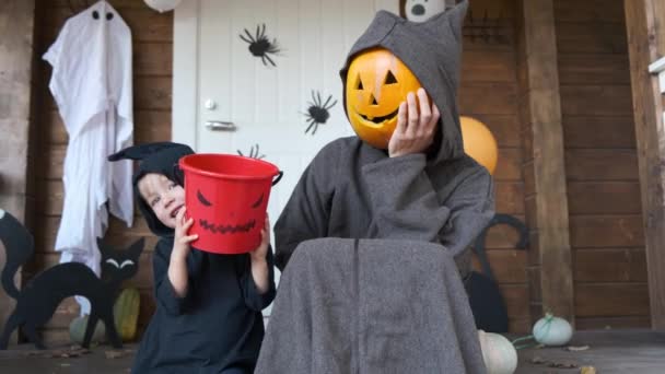 Feliz Halloween Familiar Niño Padre Trajes Mago Sentado Cerca Puerta — Vídeo de stock