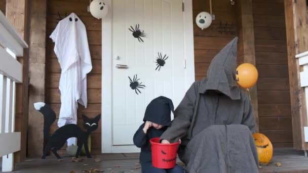 Glückliche Halloween Momente Nettes Kind Und Sein Vater Zaubererkostümen Sitzen — Stockvideo