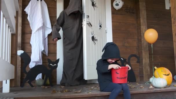 Vibrações Halloween Criança Bonito Sentado Perto Porta Casa Olhando Para — Vídeo de Stock