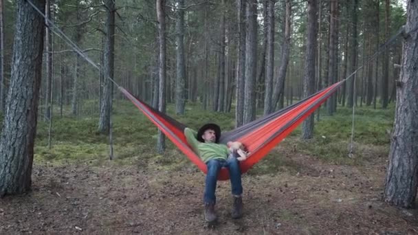 Padre Hijo Excursionistas Viajeros Sentados Hamaca Turística Bosque Familia Activa — Vídeos de Stock