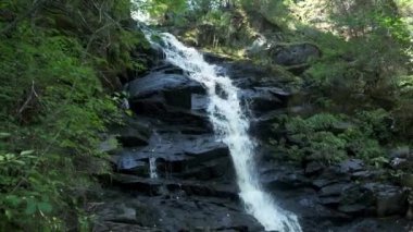 Rusya 'nın kuzeyinde, Karelia' daki dağ şelalesinin manzaralı manzarası. Kulismayoki nehri üzerindeki Jukankoski ya da Beyaz Köprüler şelalesi.
