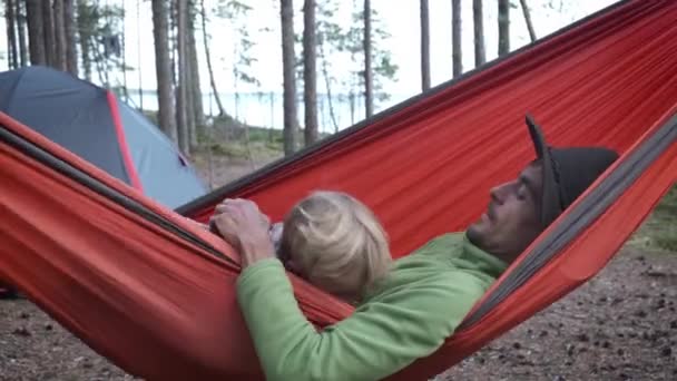 Lycklig Familj Resenärer Camping Skogen Far Och Son Vandrare Sitter — Stockvideo