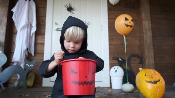 Kind Halloween Porträt Nettes Kleines Kind Zaubererkostüm Sitzt Auf Der — Stockvideo