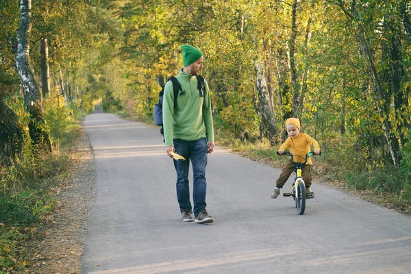 Ojciec Syn Spacerujący Razem Pustej Drodze Jesiennym Parku Chłopiec Uczący — Zdjęcie stockowe