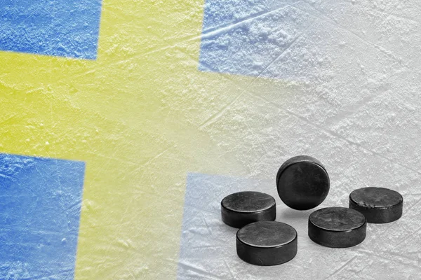 Изображение Шведского Флага Льду Хоккейные Шайбы Концепция Хоккей Фон — стоковое фото