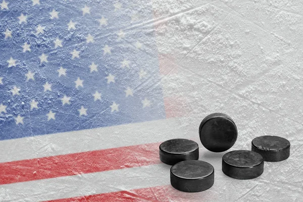 Hockeypucks Und Das Bild Der Amerikanischen Flagge Auf Dem Eis — Stockfoto