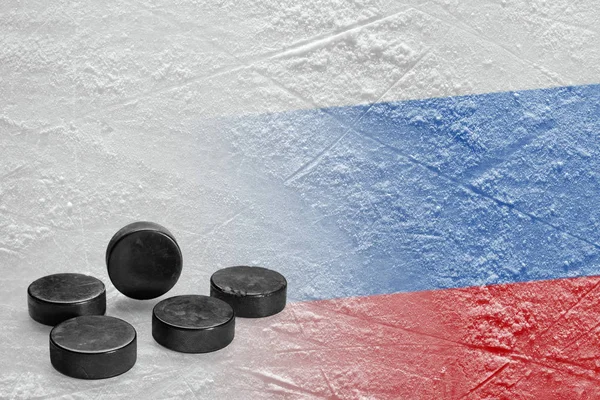 冰球冰球和俄罗斯国旗在冰上的形象 曲棍球 — 图库照片