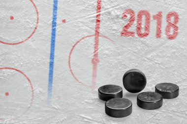 Buz hokeyi salonu ile işaretler ve contalar parçası. Kavramı, hokey, arka plan