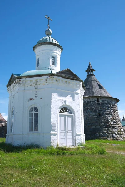 Ortodoxa Kapell Vitt Tegel Och Fästningstorn Religion Arkitektur Historia — Stockfoto