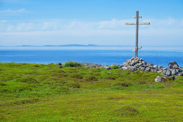 Houten Kruis Aan Oevers Van Witte Zee Landschap Religie Geschiedenis — Stockfoto