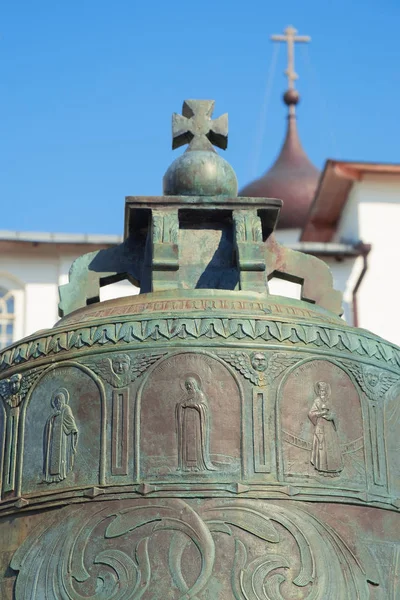 Fragmento Sino Bronze Antigo Contra Fundo Uma Igreja Arquitetura Religião — Fotografia de Stock